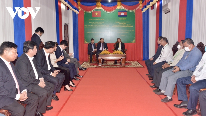 NA leader visits Kampong Thom, meets Vietnamese businesses